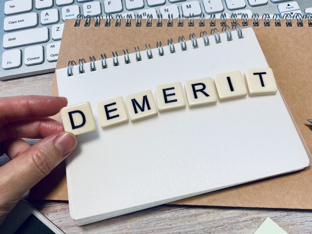 スレッズを使ったマーケティング　デメリット　イメージ